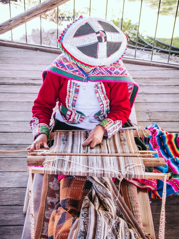 Peruvian Lady Weaving Mundo Alpaca